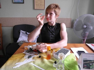 Парфумер-стиліст Анна Круглова показує, як правильно обирати парфуми. Краще купувати невеликі пробники та ”пожити” з ароматом кілька днів, лише потім замовляти більший флакон
