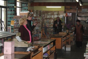Покупці розглядають полиці з методичною літературою в книгарні ”Каменяр” у Дрогобичі. За чутками, на цьому місці хочуть відкрити ресторан 