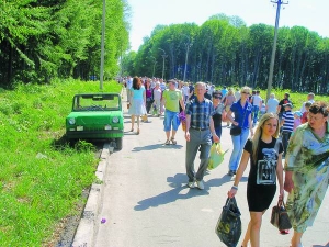 12 травня на кладовищі в селі Лука-Мелешківська поблизу Вінниці побували близько семи тисяч людей. Для підвезення надали 53 автобуси. Машини на територію цвинтаря не пускали. Від зупинки треба було пройти зо кілометр