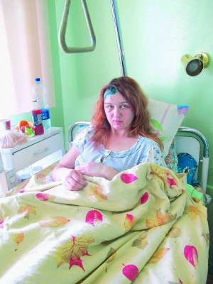 Олена Кононець лежить у травматології чернігівської лікарні №2. На голові їй наклали п’ять швів