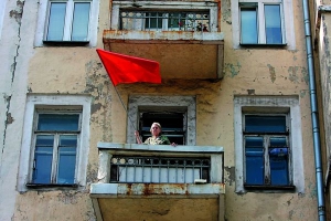 Жінка вийшла на балкон із червоним прапором вітати мітинг Партії регіонів ”В Европу – без фашистов!”. Київ, вулиця Івана Мазепи, 18 травня 2013 рокуСпецпідрозділ міліції ”Беркут” стримує натиск учасників опозиційного мітингу неподалік Софійської площі в Києві 18 травня 2013 року. На акцію ”Вставай, Україно!” прийшли представники ”антифашистського мітингу”, організованого владою. Затіяли бійку. Міліція втрутилася, коли сили опозиціонерів почали переважати