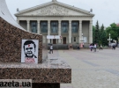 Прострелений Янукович вкотре з’явився 17 травня 2013 року. Тепер із написом &quot;НАРОД ЗМОЖЕ&quot;