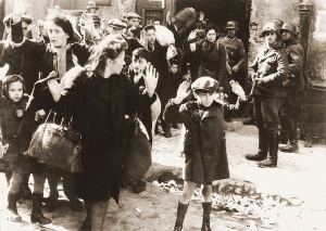 Фото з рапорту Юрґена Штропа Генріху Гіммлеру в травні 1943 р. Оригінальний заголовок німецькою повідомляє: Mit Gewalt aus Bunkern hervorgeholt — &quot;Силоміць витягнуті з бункера&quot;