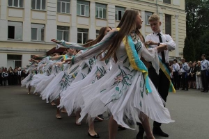 Випускники 89-ї школи на столичному Печерську танцюють вальс після останнього дзвоника 24 травня. Цього року у Україні випустилися 278 тисяч школярів