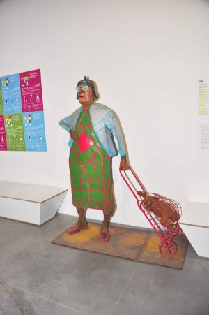 Скульптуру ”Бабка з кравчучкою” Ганни Кисельової розмістили на початку книжкової виставки, що триває до 1 червня у столичному ”Мистецькому Арсеналі”