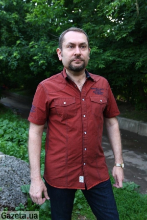 Сергей Екельчик - глава департамента истории и славистики, работает на кафедре германистики и славистики и на кафедре истории Университета Виктории (Канада). Специалист по истории Советского Союза и национальных отношений. В 2000-2001 преподавал в Мичиганском университете (США). В 1992-м окончил аспирантуру Института истории НАН Украины и докторантуру Альбертского университета в 2000 году. Автор книг о сталинских канонах украинской культуры и украинофилах в Российской империи конца XIX в., а также книги по истории Украины, вышедшей в издательстве Оксфордского университета, в которую вошла Оранжевая революция. Книга получила премию Choice magazine Outstanding Academic Title winner 2007 года, она переведена на японский, польский, литовский языки
