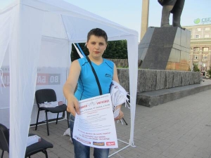 29 травня у Донецьку опозиціонери встановили шість агітаційних наметів. Роздавали листівки із закликом прийти на акцію ”Вставай, Україно!” у п’ятницю
