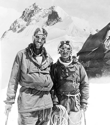 29 травня 1953-го об 11.30 новозеландець Едмунд Персиваль Гілларі і шерпа Тенцинґ Норґей першими з людей здолали найвищу гору планети - Джомолунгму (Еверест) - 8848 м над рівнем моря