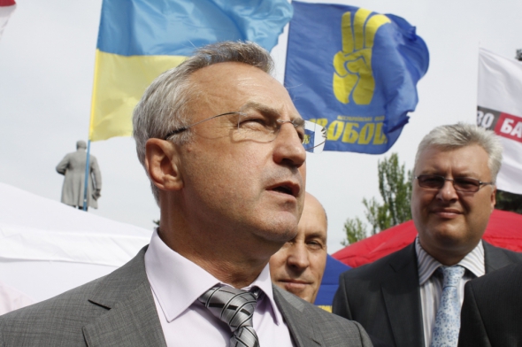 На фото: секретар Донецької міськради Сергій Богачов. Він "рвався" виступити на мітингу, але його не пустили.