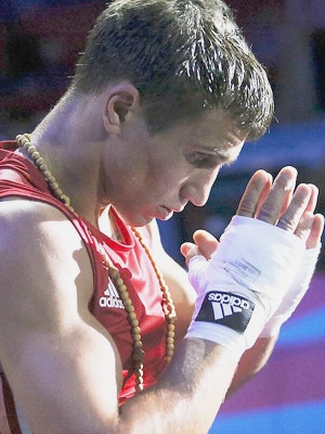 Василь Ломаченко у любительському боксі провів 300 боїв. Програв тільки один — у фіналі чемпіонату світу-2007. У складі ”Отаманів” виграв усі шість поєдинків 