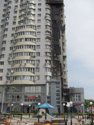 Обгорілий із 3-го по 20-й поверх будинок по вулиці Вадима Гетьмана в Києві. Причиною пожежі, що сталася тут у ніч на 31 травня, називають кинутий кимось недопалок