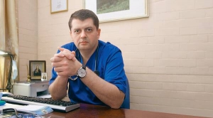 Євген СИМОНЕЦЬ
36 років, торакальний хірург
Народився у місті Прилуки на Чернігівщині. Мати – учителька, батько – зв’язківець. Закінчив медичне училище, Національний медуніверситет імені Богомольця. Дитячий хірург, пульмонолог, фахівець із політравм.
Із 2005 року керує відділом ендоскопічної торакальної хірургії 17-ї київської лікарні. За сумісництвом працює у відділеннях політравми й дитячої торакальної хірургії. Член Європейської асоціації торакальних хірургів. Шеф-редактор порталів doctor.itop.net та pulmonology.org.ua
Одружений, має доньок 5 і 2 років