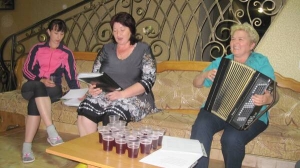 Жінки зібралися на сеанс винотерапії в закарпатському санаторії ”Боржава”. У склянках — вино, розведене місцевою мінеральною водою