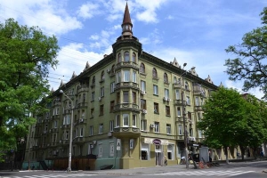 Будинок у Дніпропетровську на вулиці Карла Маркса,26, де Юлія Тимошенко мала квартиру, розташований у старій частині міста. Неподалік — парк Шевченка й набережна. Помешкання екс-прем’єрки конфіскували у червні 2011 року і продали