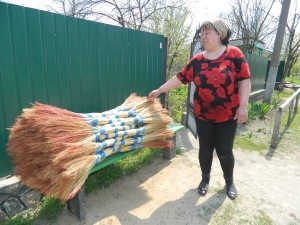 Тамара Журжій із села Чемерпіль Гайворонського району Кіровоградщини не продає віники на ринку. Здає їх оптовикам. Каже, так вигідніше