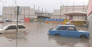 На парковці торговельного центру ”Меганом” у Сімферополі вода сягала вікон автомобілів. Їх покупці залишили під магазином