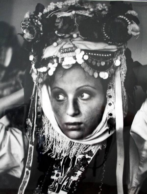 Болгарську дівчину в національному костюмі Василь Бурма сфотографував в кінці 1980-х років, під час поїздки до міста Слівен
