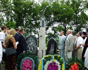 Біля траси Умань-Черкаси, прямо за селом, на кургані, в 2003 році відкрито єдиний в Україні пам'ятник службовим собакам