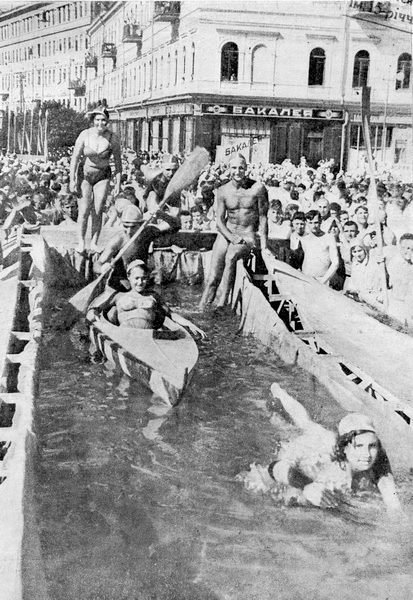 1936. Це, звичайно ж, не пляж, але знімок дуже символічний. Багато хто пам'ятає дещо наївний девіз радянських фізкультурників "Сонце, повітря і вода - наші найкращі друзі". Влада сприяла активному розвитку водних видів спорту: веслування, стрибків у воду, плавання. Щоправда, доходили в цьому до маразму. На фотографії з журналу "Соціалістічній Київ" № 6 за 1936 рік - парад фізкультурників. ...Хрещатиком волочать величезну ванну, у якій "вправляються" спортсмени-веслувальники і плавці