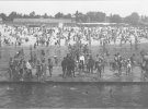 1930-е, из коллекции Михаила Кальницкого. Пляж выглядит достаточно благоустроенным, со специальными деревянными мостками. Да и вода в Днепре тогда была намного чище. Купаться в жаркий день — одно удовольствие