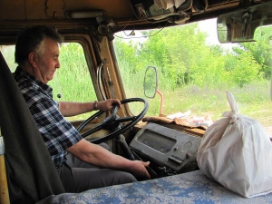 Водій автобуса ”Тульчин—Ладижин” показує відірваний  шмат корпусу на панелі управління. Під час руху залізо гримить, водію доводиться підтримувати його рукою