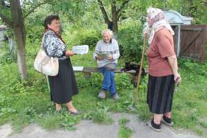 Листоноша Надія Гуменна (ліворуч) спілкується з жителями Нового Милятина Буського району. Працює на пошті 32 роки. Листоношами були її мати і тітка 