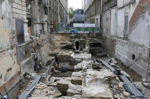 Археологи досліджують стародавнє поселення на острові Сіте в центрі французької столиці. Згодом тут збудують приймальню міської поліції. Шукають залишки міста Лютеція, столиці паризіїв. Вони були галли, предки сучасних французів. Від них походить назва Париж