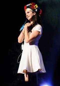 Американська співачка Лана Дель Рей 10 червня виступила у столичному палаці ”Україна”. Наприкінці концерту одягла український вінок. На сцену його передали глядачі
