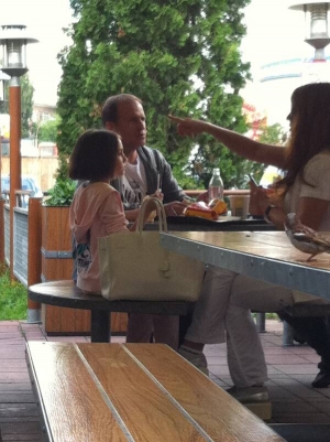 Віктор Медведчук, колишній голова Адміністрації президента Кучми і кум президента Росії Володимира Путіна, обідає 3 червня в ”Макдональдзі” на Севастопольській площі в Києві. Доньці Дарині замовив морозиво з наповнювачем, дружині Оксані — макпиріг, картоплю фрі, морозиво макфлурі та каву, собі — чизбургер