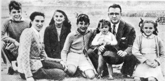 Сім'я Че  Ґевари. Зліва направо: Ернесто  Ґевара, мати Селія, сестра Селія, брат Роберто, батько Ернесто з сином Хуаном Мартіном на руках і сестра Анна Марія