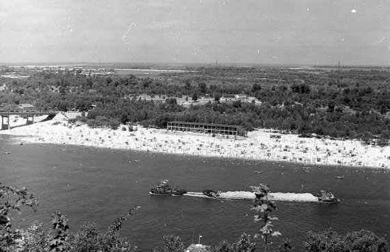 1959, фото з архіву Вікторії Жук. Загальний вигляд Труханового острова з боку Набережного шосе. У 1945 р. Рада Міністрів Української РСР і ЦК КП України постановили створити на Трухановому острові парк культури і відпочинку. Загальна площа цього парку після повного освоєння території склала близько тисячі гектарів, а архітектурно-планувальна композиція була заснована на збереженні природних ландшафтів.
Центральною частиною парку став пляж, розташований обабіч від пішохідного мосту, який з'єднує острів з містом, і спортивне містечко. Далі, в глибині острова - паркова зона тихого відпочинку з мальовничими галявинами та окремими гайками