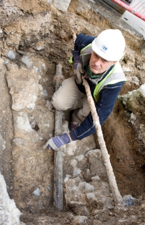 Свод средневекового подземелья, обнаруженного в Англии пери прокладке трубопровода