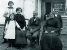 5-річна Теофілія Бзова (перша ліворуч) із родиною по матері, 1916-й. Далі сидять, зліва направо: мати Філі Ольга Бзова (у дівоцтві Мороз), дід і баба – Василь і Марта Морози. Стоять материні сестра та брат – Анна й Михайло Морози. Теофілія Бзова народилася 1 вересня 1911 року в селі Носів Підгаєцького повіту на Тернопільщині. Батьки – заможні селяни. 1924-го пішла до школи імені Маркіяна Шашкевича у Львові, жила в материного брата, що був там священиком. Далі навчається в учительській семінарії ”Рідної школи”. Вступає до ”Пласту”, потім до нелегальної Спілки української націоналістичної молоді. ”У кожному класі ми мали своїх три або й п’ять учнів, на яких можна було розраховувати, – пише у спогадах. – До цієї справи підбирали національно свідому молодь. Засадою поведінки було – не говори з ким можна, а лише з ким треба. 1930-го по закінченні семінарії повертається до батьків у Носів