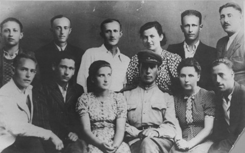 Групповой портрет выживших участников восстания в Собиборе