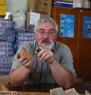 Михаил Видейко держит обломок трипольской керамики