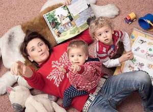 Російська рок-співачка Діана Арбеніна зі своїми дітьми-двійнятами Артемом (праворуч) та Мартою. Батьком дітей є американський бізнесмен