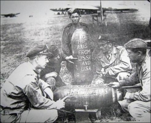 Американский пилот (второй справа) и советские военные, участвовавшие в операции &quot;Френтик&quot;. На одной из бомб написано: &quot;Германии и ее союзникам от СССР и США&quot;. Полтавский аэродром, лето 1944-го