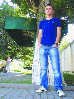 23-річному Вікторові Маліцькому блискавка вдарила у шию. Він чекав на автобус, щоб їхати з роботи додому