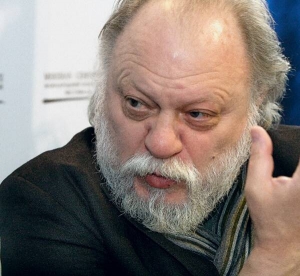 Ігор ПОМЕРАНЦЕВ
Поет, письменник, журналіст, винний експерт
Народився 11 січня 1948-го в Саратові, Росія. У 5 років переїхав із батьками та братом до Чернівців. Закінчив романо-германський факультет місцевого університету. Працював у школі-інтернаті села Селятин Чернівецької області. “Викладав англійську мову, – згадує. – Ще й історію, російську, географію та малювання. Вчителів не вистачало, доводилося бути Жан-Жаком Руссо, тобто майстром дисципліни”.
Переїхав до Києва. Працював технічним перекладачем у фірмі “Патент”. “Свідомо обрав технічний переклад, подалі від ідеології. Я тоді ще й займався літературою. Це було російсько-українське життя”. Опублікував вірш у ленінградському журналі “Смена”. “За радянськими мірками це було майже тріумфом для провінційної молодої людини. Мільйонний тираж”.
Повість Померанцева “Читаючи Фолкнера” поширили самвидавом. 1978-го з дружиною та 10-місячним сином емігрував до Німеччини. Того ж року став громадянином Великої Британії. “Була можливість жити в Америці, але я вибрав Старий Світ”.
2008-го повернувся до Чернівців. Разом із племінником Святославом організував щорічний поетичний міжнародний фестиваль Meridian Czernowitz.
У радіожурналістиці – з 1980-го. Працював у Російській службі “Бі-Бі-Сі”. Автор чотирьох радіоп’єс. Із 1995-го у празькій редакції радіо “Свобода” редактор і ведучий передач “Понад бар’єрами”, “Червоне сухе”. Вважає себе людиною винної культури.
Померанцев – перший лауреат премії імені Петра В’яземського, яку започаткував альманах Urbi. Понад 10 книжок його поезій та есе вийшли друком у Лондоні, Москві, Києві та Санкт-Петербурзі.
Видавництво Meridian Czernowitz надрукувало збірку Померанцева “Винарні” – спершу російською, а потім українською.
Дружина Ліна – з Києва. “Вдома ми говоримо російською. Але і я, і дружина знаємо й пам’ятаємо українську. У нас є син Петро. Народився в Києві, виріс у Лондоні, пише в англо-американську періодику англійською. Часто буває в Києві”