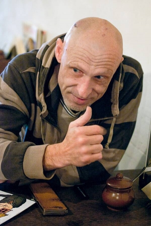 Юрій ІЗДРИК
Народився 1962 року в місті Калуш Івано-Франківської області. Закінчив Львівський політехнічний інститут. Працював інженером. 
1989-го заснував літературно-мистецький часопис ”Четвер”. У ньому вперше надрукували багатьох відомих зараз письменників – Любка Дереша, Гапу Карпу, Володимира Єшкілєва та інших. 
Автор романів ”Воццек”, ”Подвійний Леон” і ”АМтм”. За збірник оповідань ”Таке” отримав відзнаку ”Книга року Бі-Бі-Сі-2009”. Нагороду – тисячу фунтів – витратив на ремонт ванної та кухні й віддав частину боргів. Останню книжку, збірку інтимної лірики ”Ю”, присвятив коханій жінці.
Чотири роки тому разом із львівським поетом Григорієм Семенчуком заснували літературно-музичний проект ”DrumТиАтр”, в якому поєднують музику, літературу й театр. Іздрик під електронну музику Семенчука читає власну поезію.
Зареєстрований у соцмережі Fаcebook, веде літературний блог ”Мертвий щоденник”. Про родину розповідати відмовляється. Був одружений. Живе в Калуші. Домашніх тварин не тримає. Курить, любить чай із молоком. Вісім років не вживає алкоголю. На життя заробляє як дизайнер-фрілансер