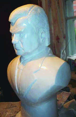 Гіпсове погруддя президента Віктора Януковича скульптор-самоук Олександр Бойко робив чотири місяці. Це — єдиний політик у доробку майстра