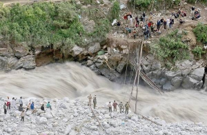 Солдати намагаються полагодити зруйнований повінню тимчасовий міст через річку Алакнанда в індійському селищі Ґовіндат
