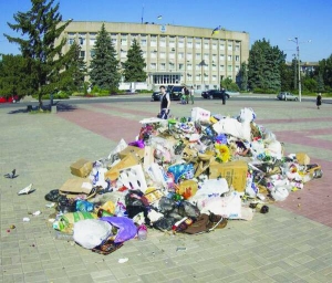 Три з половиною тонни сміття, знесені під мерію Нікополя на Дніпропетровщині, активісти збирали на вулиці Херсонській. Навколо баків там утворилися гори відходів заввишки 10 метрів