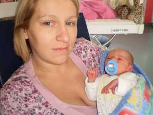 Мар’яна Калабай тримає новонароджену доньку Емілію. Дитину випишуть із лікарні, коли вона щодня з’їдатиме хоча би 50 грамів суміші