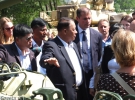 Сергій Громов і Бунсантин Сансават під час демонстрації першого серійного танка «Оплот» на заводі ім. Малишева. Харків, 26 червня 2013 року