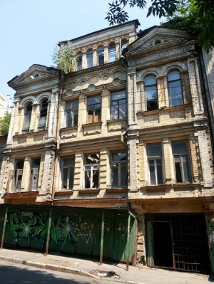Колишню садибу столичного художника Олександра Мурашка 2008 року продали приватній фірмі. На її місці планували звести готель, однак мешканці будинку відмовилися виїжджати із центру міста на околицю