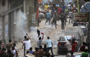 Противники і прихильники єгипетського президента Мухаммеда Мурсі б’ються на вулиці в центрі міста Александрія. Нові заворушення вибухнули в неділю. Опозиція вимагає відставки глави держави, якого обрали торік після революції