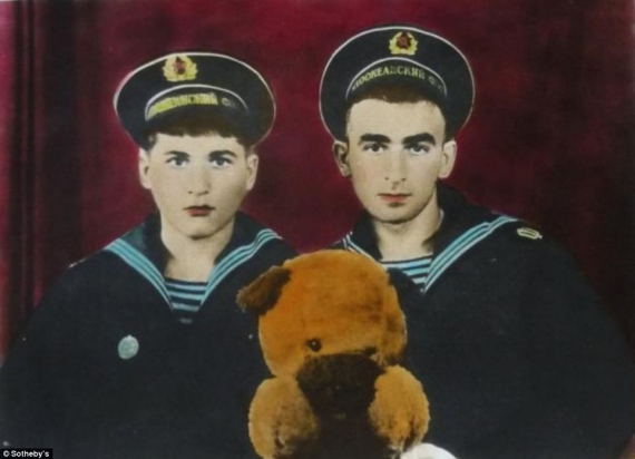 Фотография Бориса Михайлова из серии «Лурики». Снимок уникален, так как вручную раскрашен анилиновыми красителями. Продано за 20.000 фунтов стерлингов