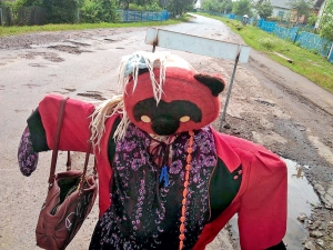 Опудало над ямою посеред дороги в селищі Золотий Потік Бучацького району Тернопільської області