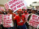 Люди протестують проти приїзду президента США Барака Обами в Преторії, Південна Африка 28 червня 2013 року. Обама приїхав в ПАР в надії зустрітися з лідером Нельсоном Манделою, який останнім часом погано себе почуває